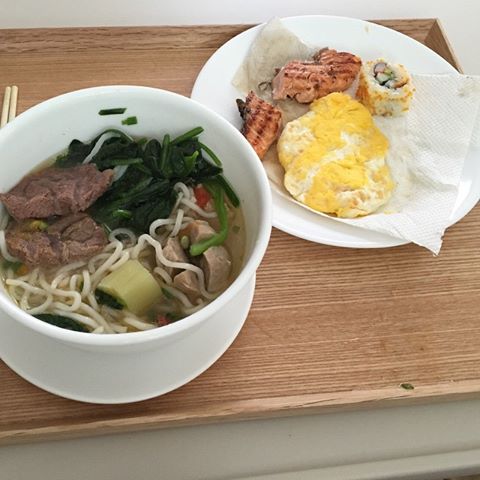徐若瑄的營養午餐:清燉牛肉牛筋湯麵+波菜+紅蘿蔔+貢丸+荷包蛋、不加油的煎魚+一顆壽司